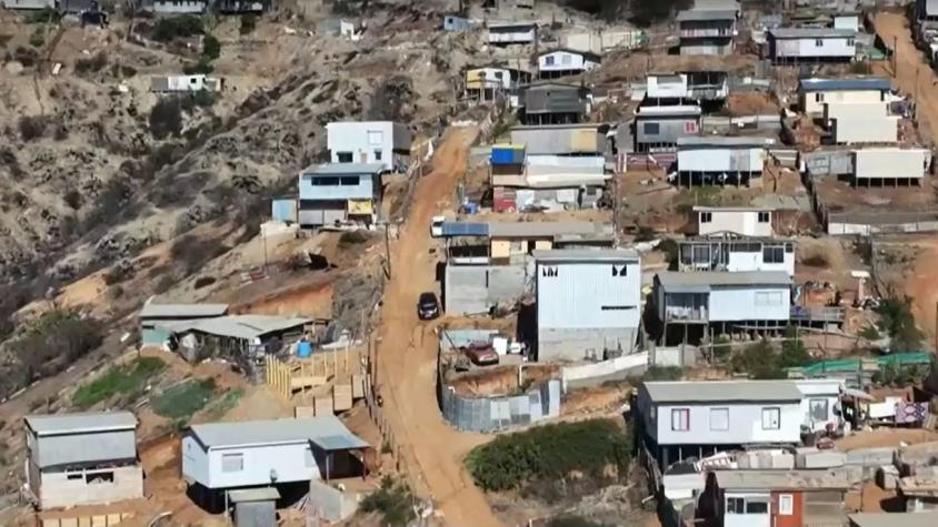 Afectados por incendios en Valparaíso: Denuncian construcción de viviendas de emergencias en terrenos no habilitados