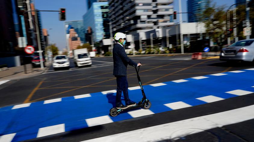 Transitar por la calle, con casco y luz: Qué normas deben cumplir los scooters eléctricos para circular