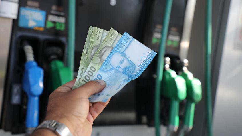 Marcel adelanta que bencinas bajarán 30 pesos el próximo jueves: tendencia debería “continuar algunos meses”