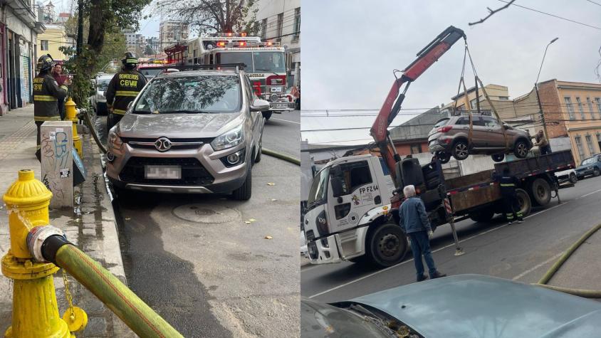 Denuncian que autos complicaron acceso a grifos durante incendio en Valparaíso: los retiraron con grúas 