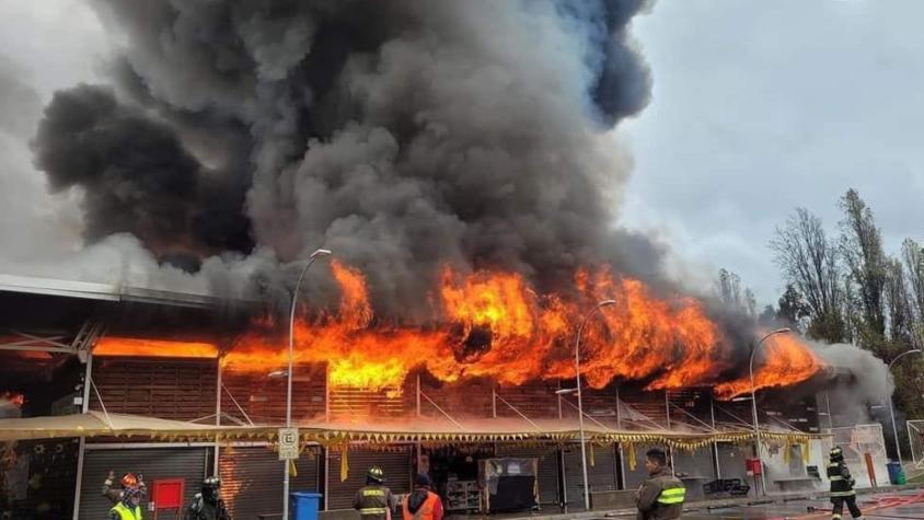 Gigantesco Incendio afecta a Plaza de Abastos de Illapel