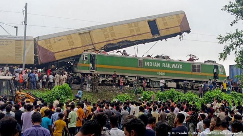 Al menos 15 muertos deja choque de trenes en India