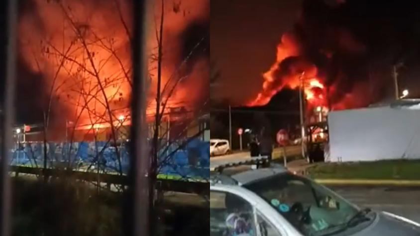 Reportan incendio en dependencias de Mall Chino en la comuna de El Monte