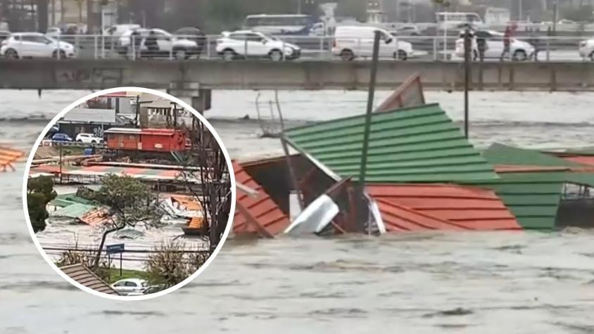 Lluvias provocan crecida de estero Marga Marga y barre con puestos de feria en Viña del Mar Lluvias provocan crecida de estero Marga Marga y barre con puestos de feria en Viña del Mar