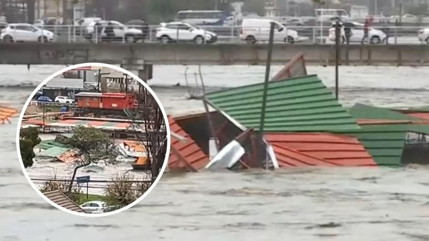 Lluvias provocan crecida de estero Marga Marga y barre con puestos de feria en Viña del Mar