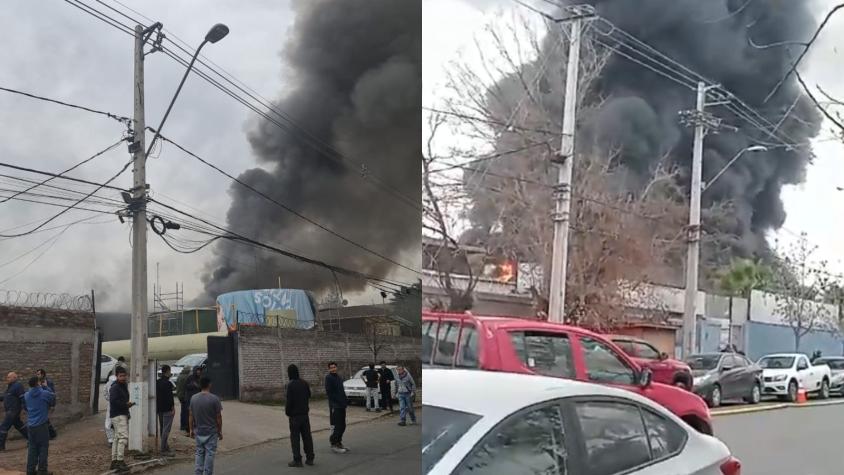 Incendio afecta a fábrica en La Pintana: Gran columna de humo visible desde varios puntos de la RM