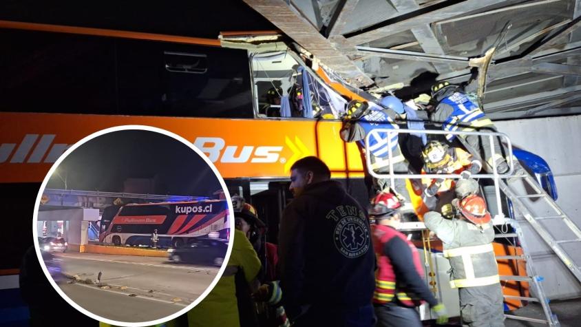 Bus de dos pisos chocó y quedó atrapado bajo puente ferroviario en San Bernardo