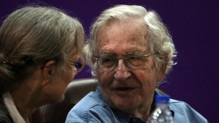“Él está bien”: Esposa de Noam Chomsky desmiente muerte de filósofo e intelectual a los 95 años