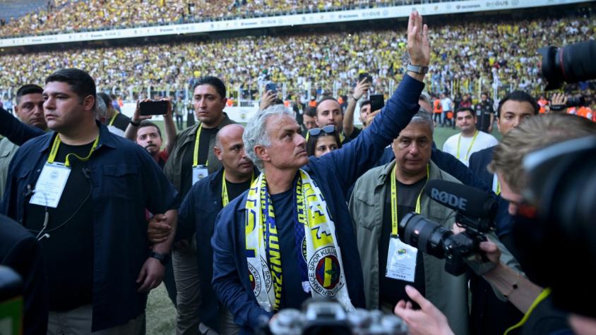 Mourinho es recibido como "rock star" en el Fenerbahçe: Llegó en helicóptero a firmar su contrato