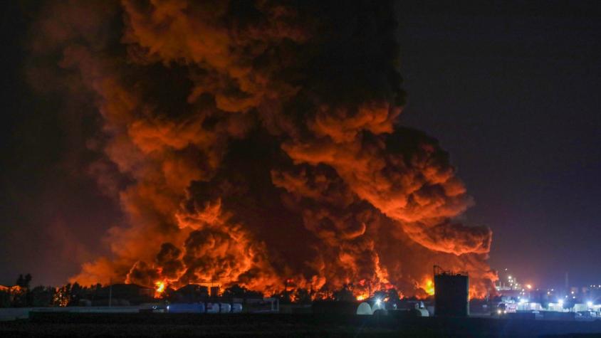Los impactantes registros de incendio en una refinería de Irak: Reportan una decena de heridos