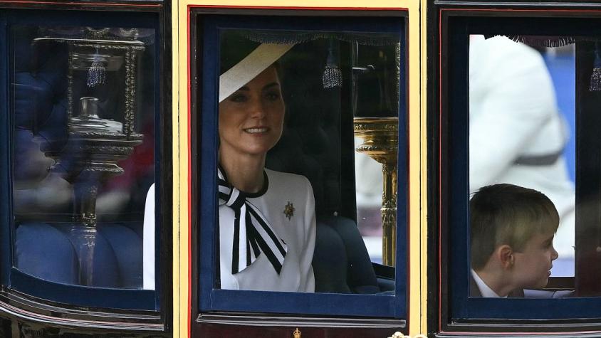 Kate Middleton asiste sonriente y de blanco al primer acto oficial tras anuncio de su cáncer