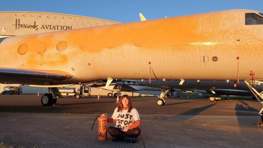 Ecologistas rocían con pintura aviones en aeropuerto londinense donde Taylor Swift estaciona su yet