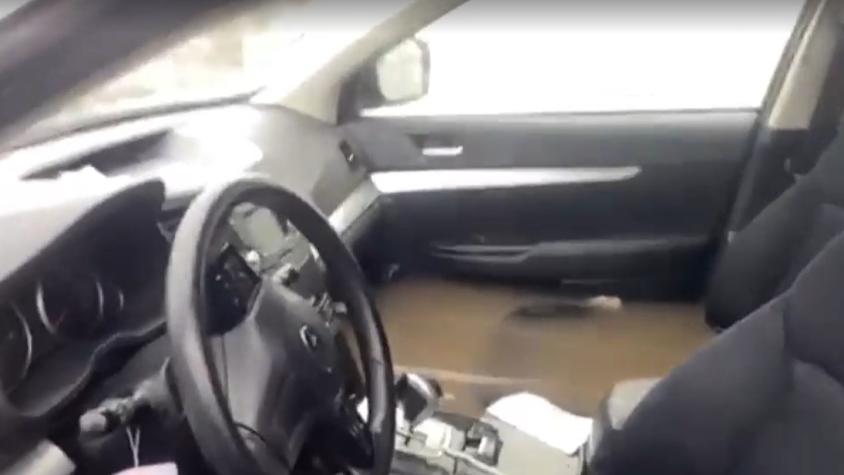 Captan auto que quedó inundado por lluvia en La Cisterna: Agua llegaba hasta los asientos 