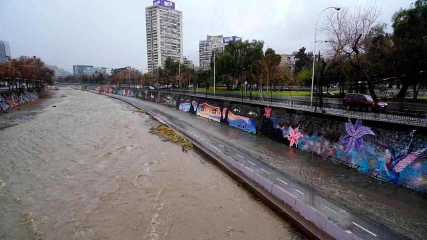 Un lesionado: Auto volcó y casi cae al Río Mapocho en Providencia