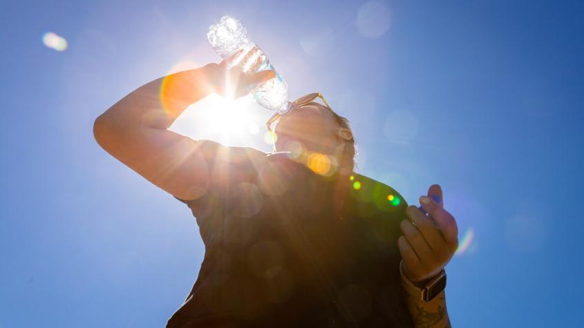 Estudio internacional demostró el riesgo de consumir botellas de plásticos que fueron expuestas al sol