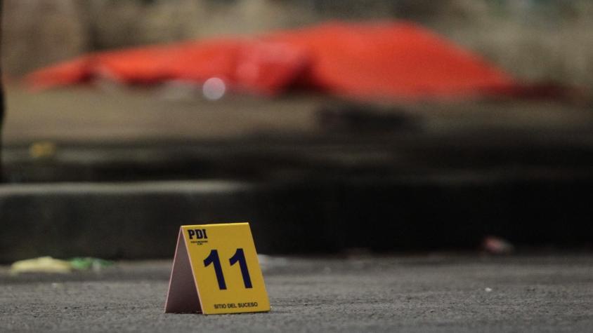 Hallan cadáver en plena vía pública en Valparaíso: Habría intervención de terceros