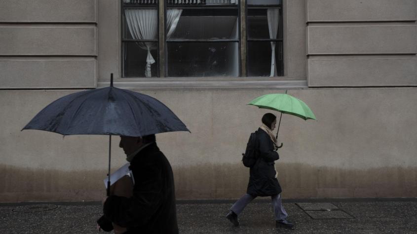 ¿A qué hora llegará la lluvia a Santiago durante el fin de semana?