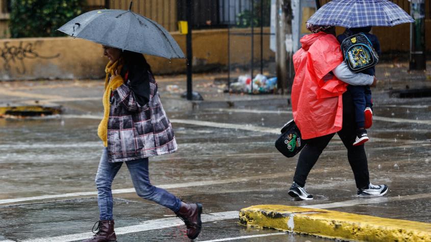 En zonas donde llega el ciclón: Emiten aviso meteorológico por lluvias “normales a moderadas” en tres regiones