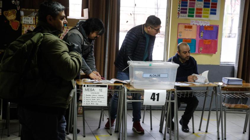 Poco entusiasmo y posible fusión de mesas marcan inicio de las elecciones primarias en Providencia