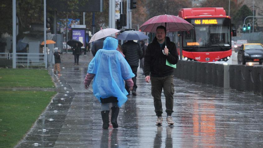 "Esto no para": Michelle Adam explica hasta cuándo se extenderá la lluvia en la región Metropolitana