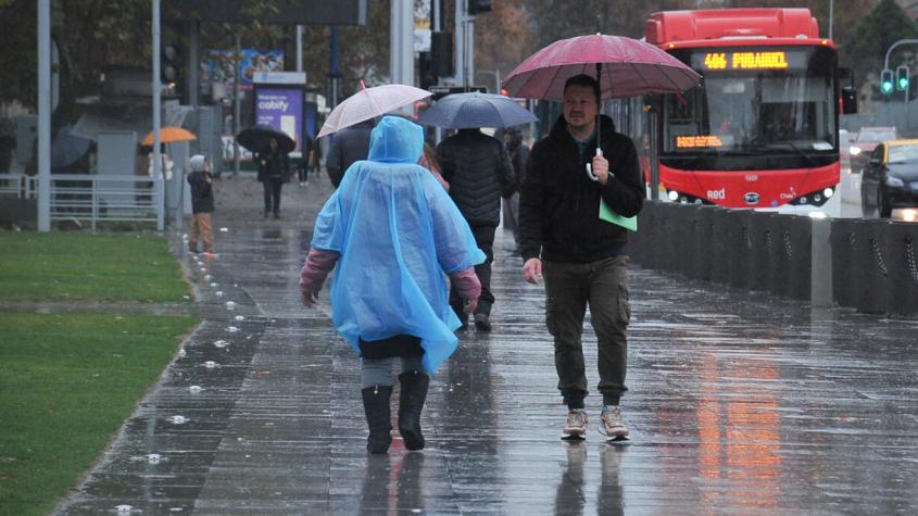 Cinco días de lluvia en Santiago: Centro meteorológico noruego pronostica nuevo sistema frontal en el país
