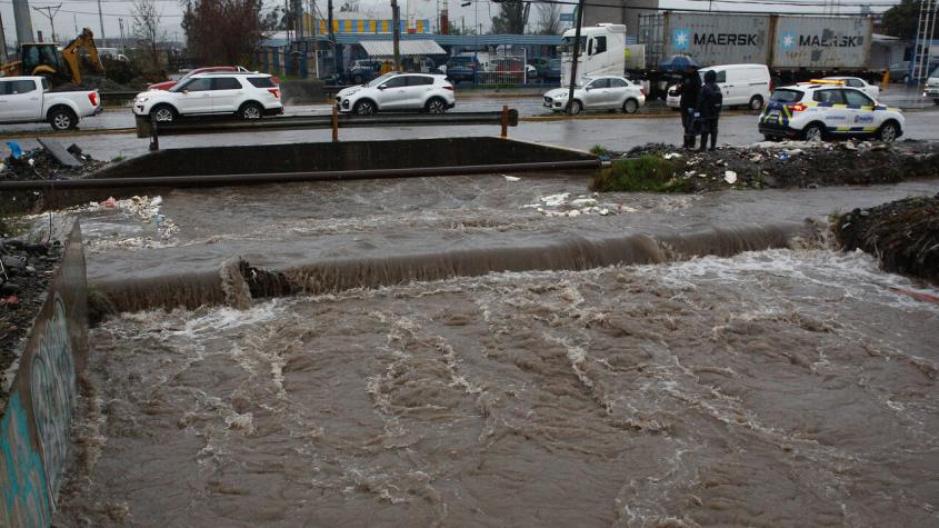 Sistema frontal en Santiago: Alertan por inminente colapso de canal Santa Marta en Maipú
