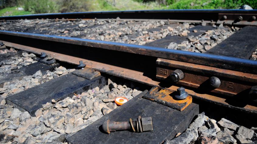 Hombre perdió un dedo tras dormirse en las vías de un tren: el conductor y el herido habían tomado alcohol