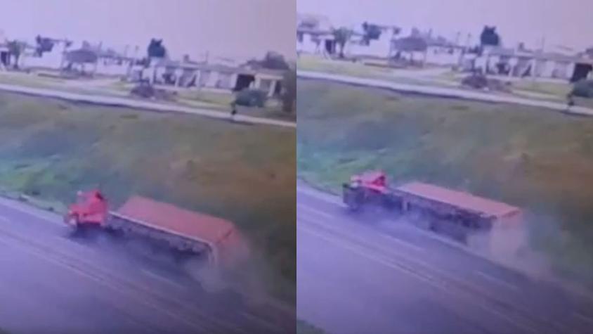 VIDEO | Cámaras captaron el momento en que conductor de un camión volcó y murió en San Antonio