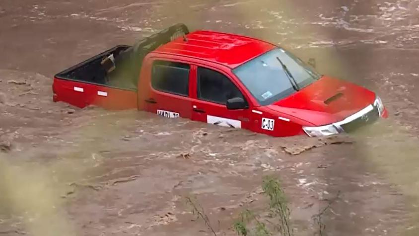 Intensa lluvia en Viña del Mar: agua tapó la mitad de una camioneta atrapada