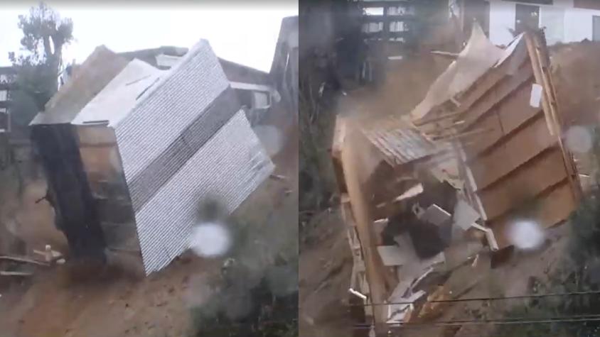 [VIDEO] Cae casa que se encontraba colgando por derrumbe de cerro en Curanilahue
