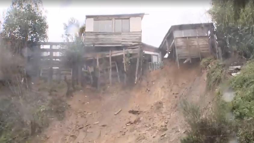 Sistema frontal: Captan casa colgando por derrumbe de cerro en Curanilahue