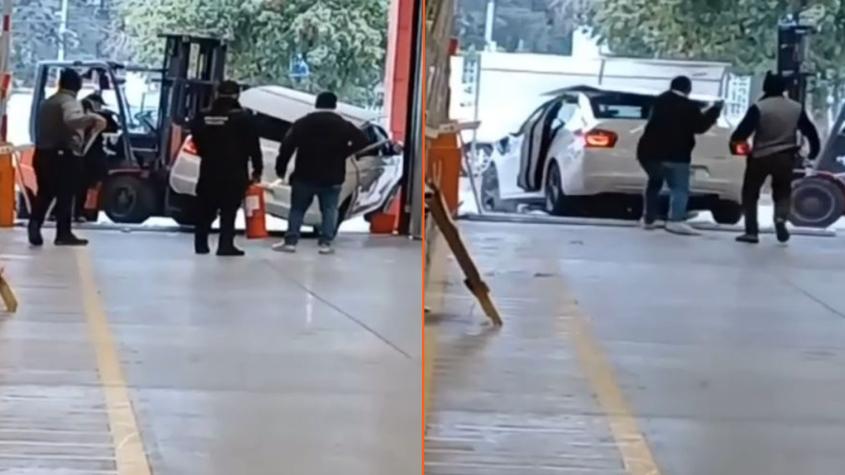 Trabajadores de megatienda usan grúa horquilla para evitar escape de ladrones: Atraparon su auto
