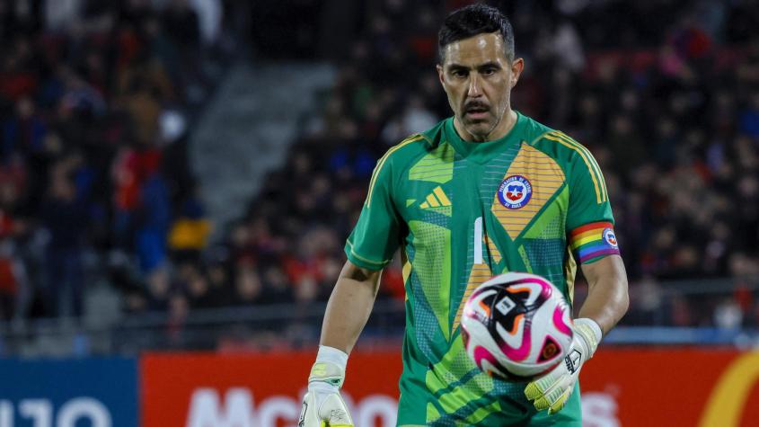 Claudio Bravo revela detalles sobre la molestia física que lo sacó del partido contra Paraguay: "Salí por precaución"