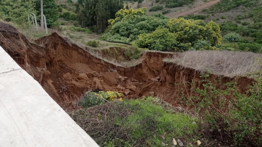 Alcalde de Concón informa "deslizamiento" asociado a socavón en Camino Internacional
