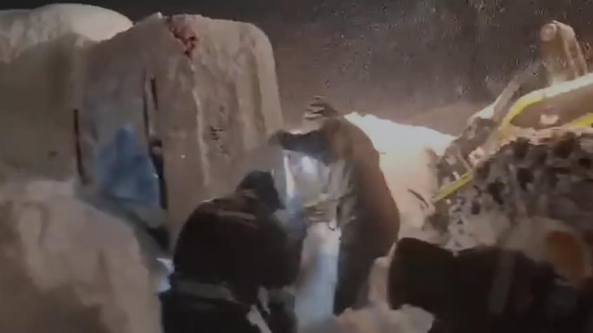 El dramático rescate de Carabineros a personas extraviada en Farellones : Estaba dentro de un vehículo cubierto de nieve