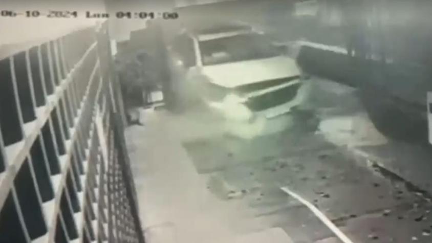 Cámara de seguridad captó choque de auto con antejardín de edificio en Providencia 