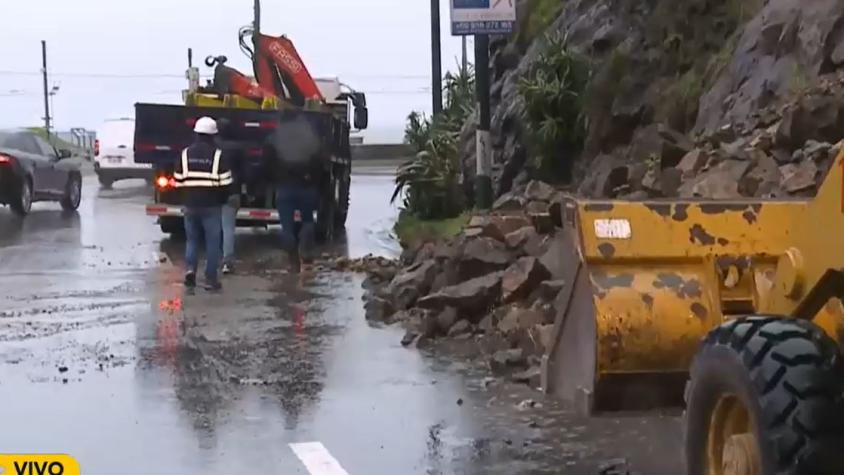 Captan deslizamiento de gran cantidad de piedras en Valparaíso por fuertes lluvias