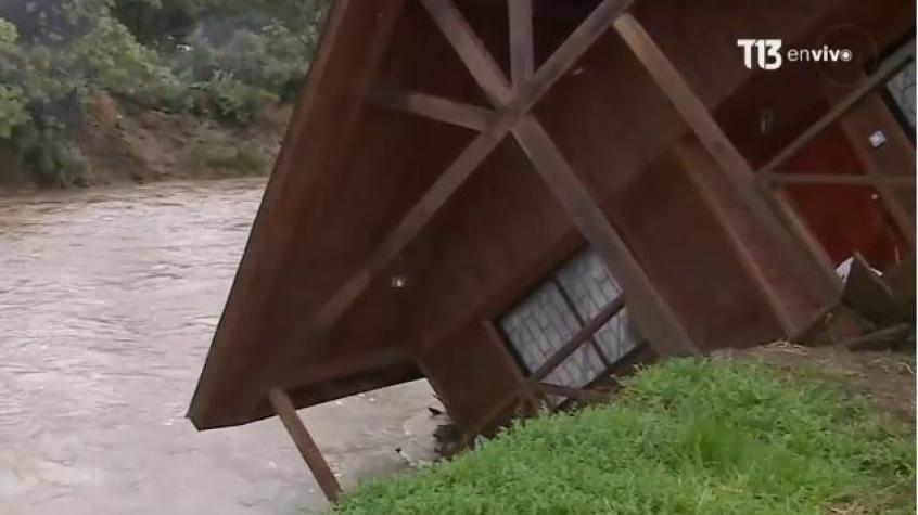 Provocó disputa familiar por herencia: La historia de la casa de Quillón que está a punto de caer al río