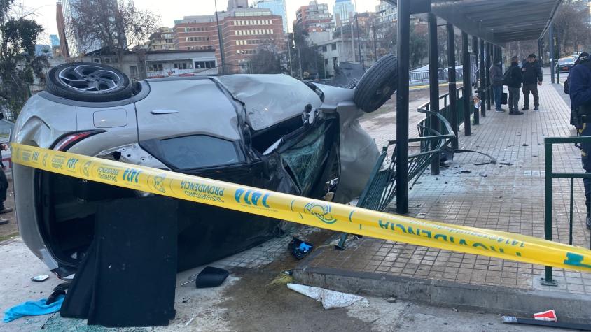  Providencia: conductor en estado de ebriedad volcó vehículo sobre paradero de transporte