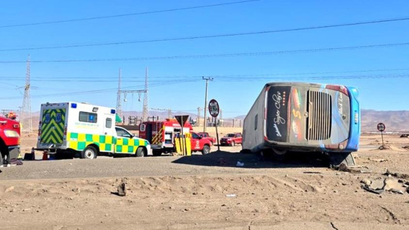 Al menos dos muertos y varios heridos tras volcamiento de bus en Ruta 5 Norte en Pozo Almonte