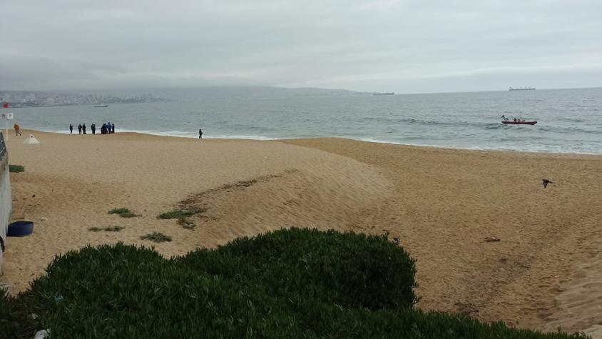 Intenso operativo de búsqueda a menor arrastrada por el mar en Viña del Mar: sector está bajo aviso de marejadas