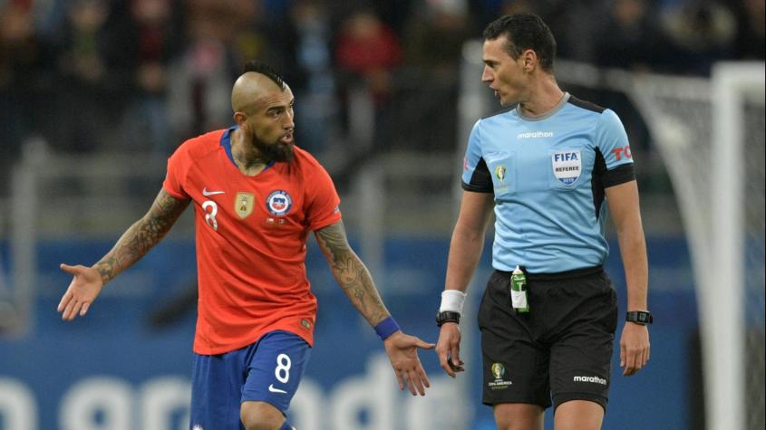 Arturo Vidal criticó a La Roja por su pasividad en los reclamos a Roldán: “Yo le doy un pechazo” Arturo Vidal criticó a La Roja por su pasividad en los reclamos a Roldán: “Yo le doy un pechazo”