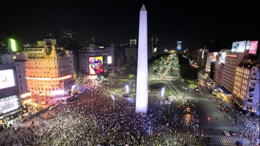 Hincha argentino muere durante la final de Copa América tras caer de altura en el Obelisco