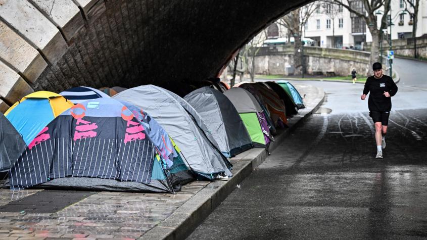 Denuncian "limpieza social" en calles de París antes de los JJOO: policía desmantela campamentos de inmigrantes