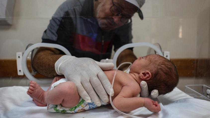 Rescatan con vida a bebé de vientre de mujer embarazada que murió en bombardeo en Gaza