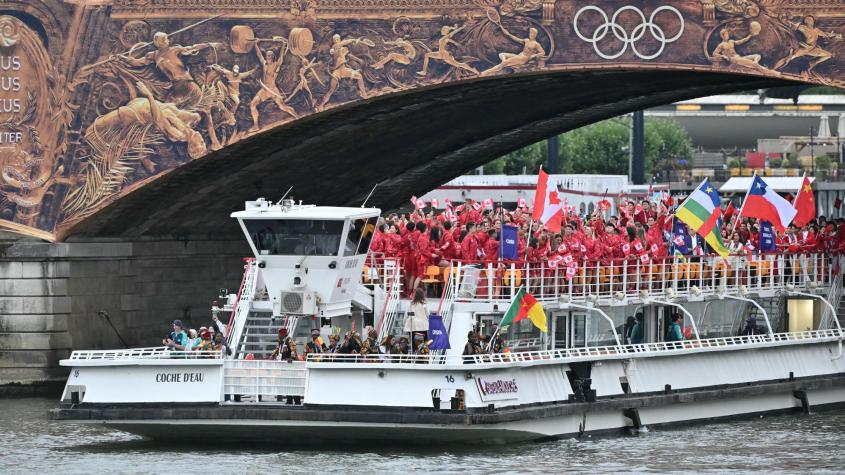 París 2024: así fue el desfile del Team Chile por el río Sena en la ceremonia de inauguración de los Juegos Olímpicos