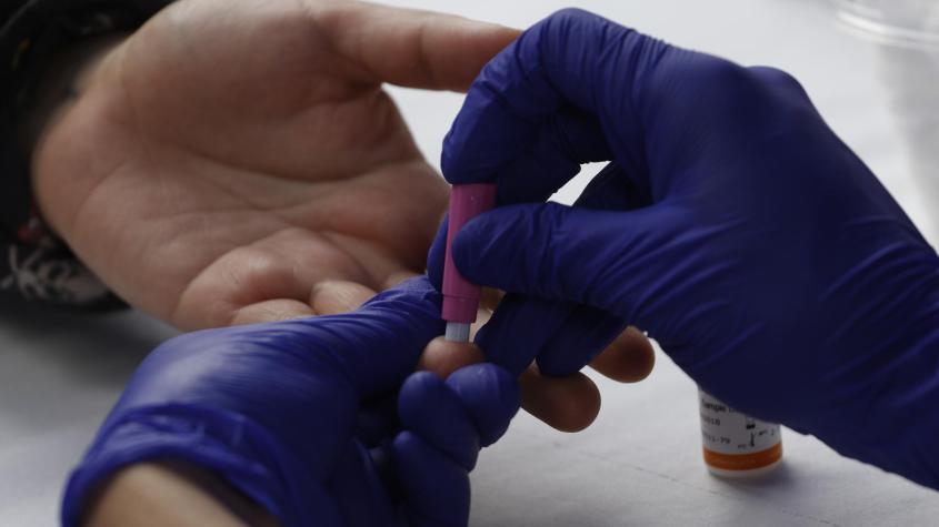 Funcionario de Hospital de Curanilahue acusa que compañeros divulgaron test VIH: denuncia acoso a él y a su familia