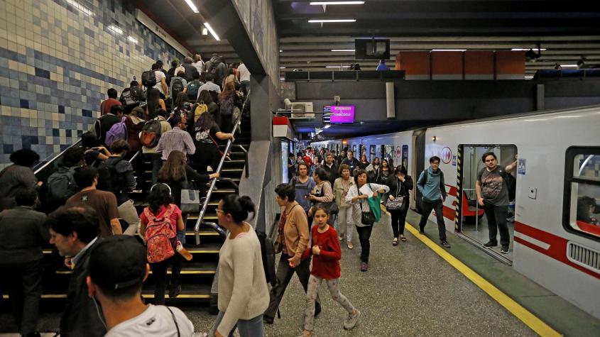 Tras manifestaciones: Estaciones de Metro de Santiago vuelven a estar operativas