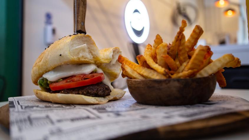 ¿Hamburguesa o papas fritas? Estudio revela la comida rápida favorita en Chile