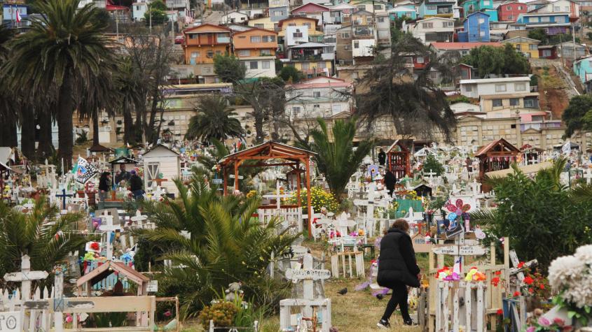 Familiares denuncian extravío de cuerpos por inundación de tumbas en cementerio de Valparaíso 
